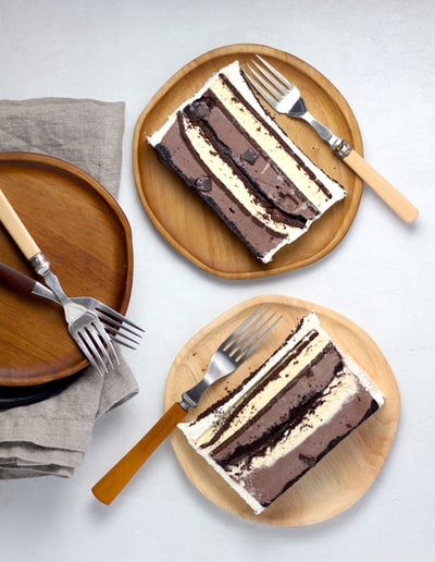 把蛋糕片放在棕色的圆木盘上